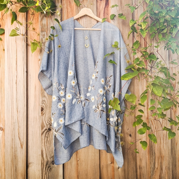 SOLD NWT Embroidered Daisy Kimono - Picture 5 of 5
